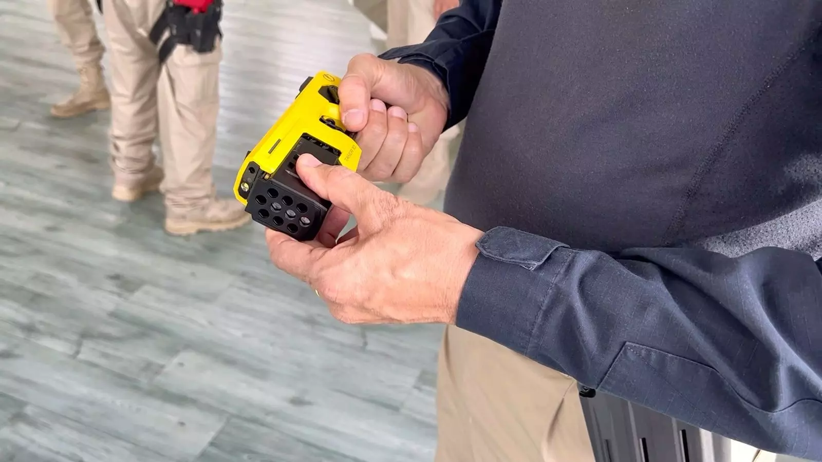 PRF de SC adota nova geração de armas elétricas para abordagens com maior segurança